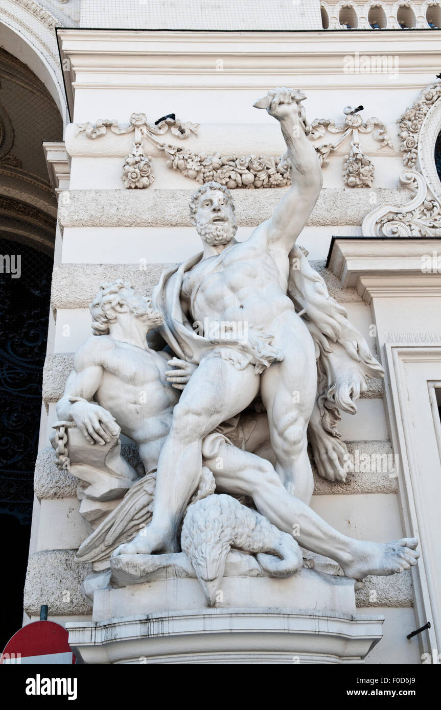 Statua di Ercole uccisione di uccelli Stymphalian alla Michaelerplatz ingresso alla Michaelertrakt, il Palazzo di Hofburg di Vienna Foto Stock