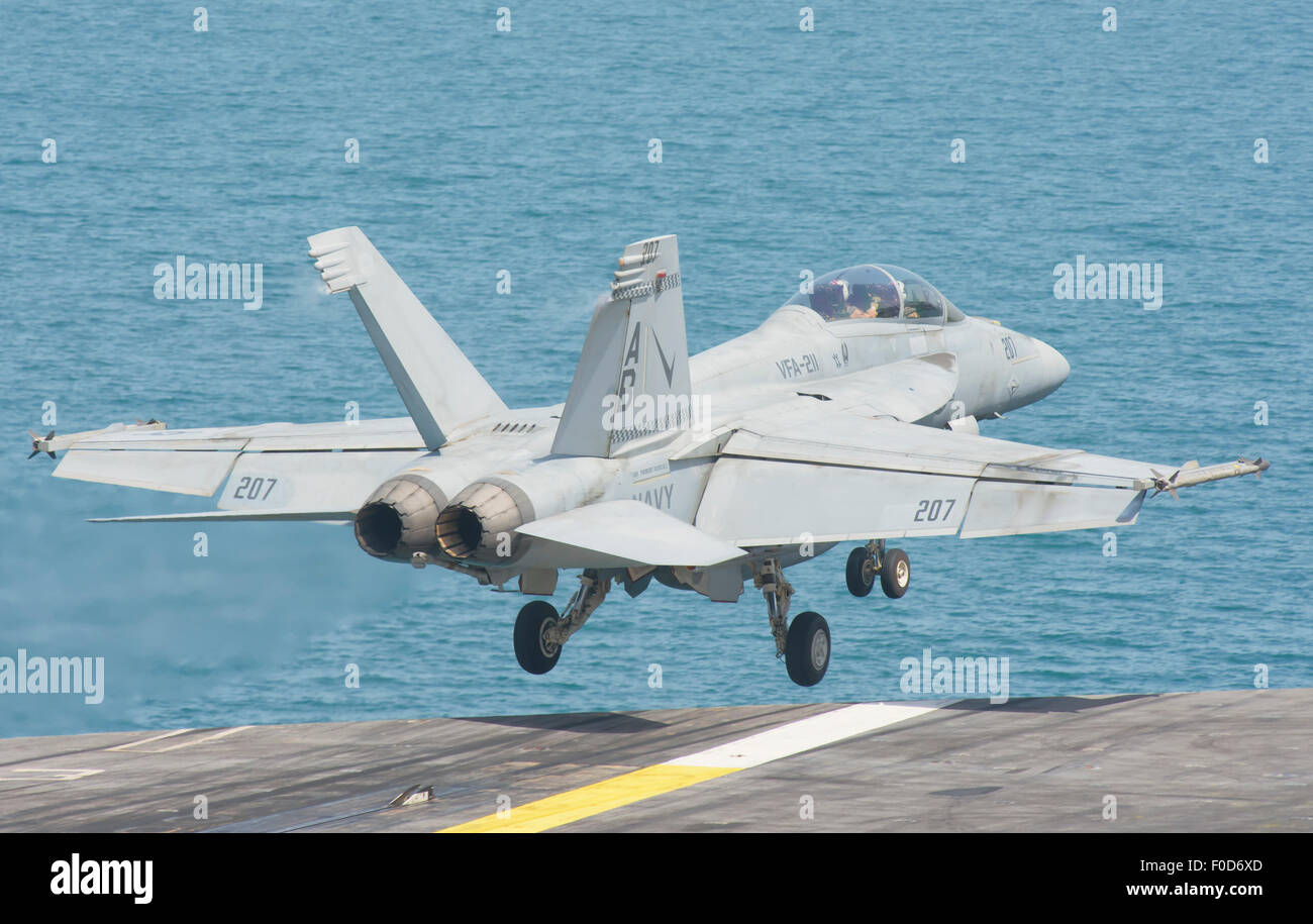 Un F/A-18F Super Hornet assegnati ai combattimenti Checkmates di Strike Fighter Squadron di attacco 211 (VFA-211), tenendo fuori dal Foto Stock