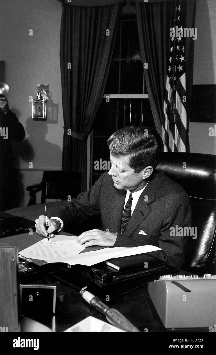 Il presidente John F. Kennedy firma la Cuba Annuncio di quarantena all Ufficio Ovale. Foto Stock