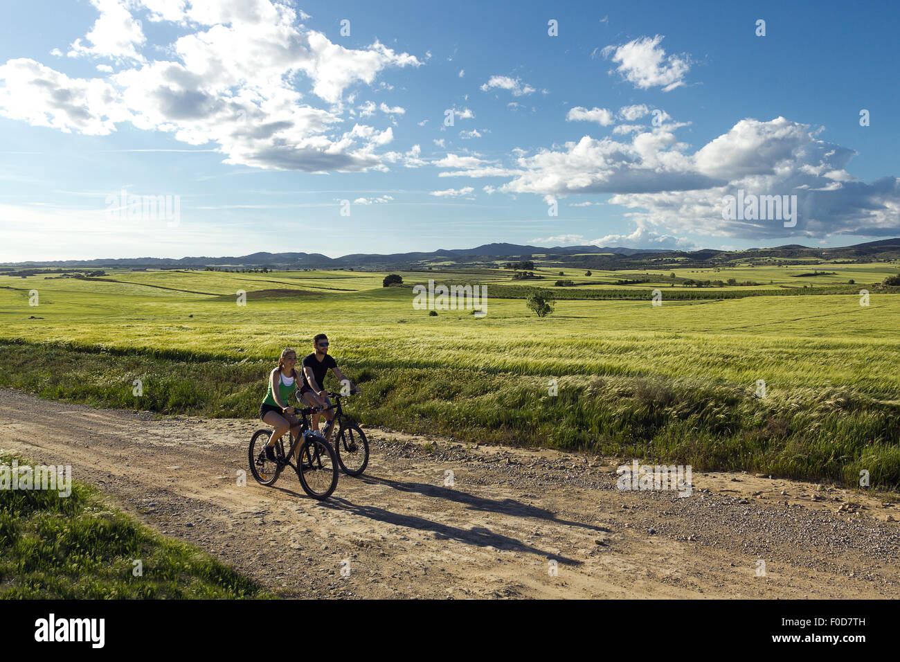 Coppia in bicicletta immagini e fotografie stock ad alta risoluzione - Alamy