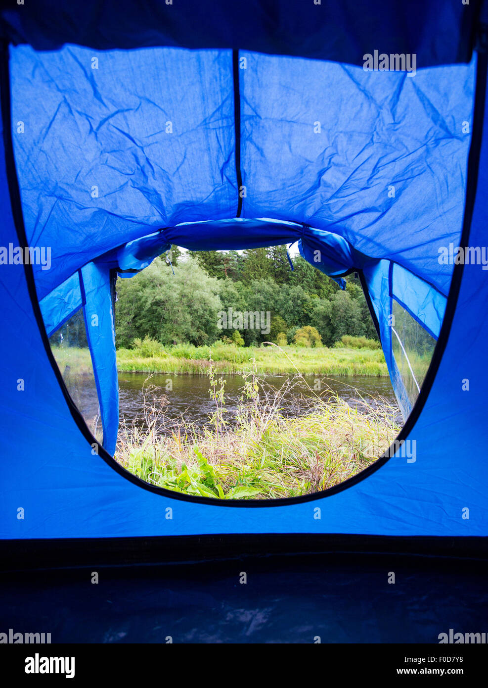 Vista dal blu tenda turistiche Ingresso alla natura Foto Stock