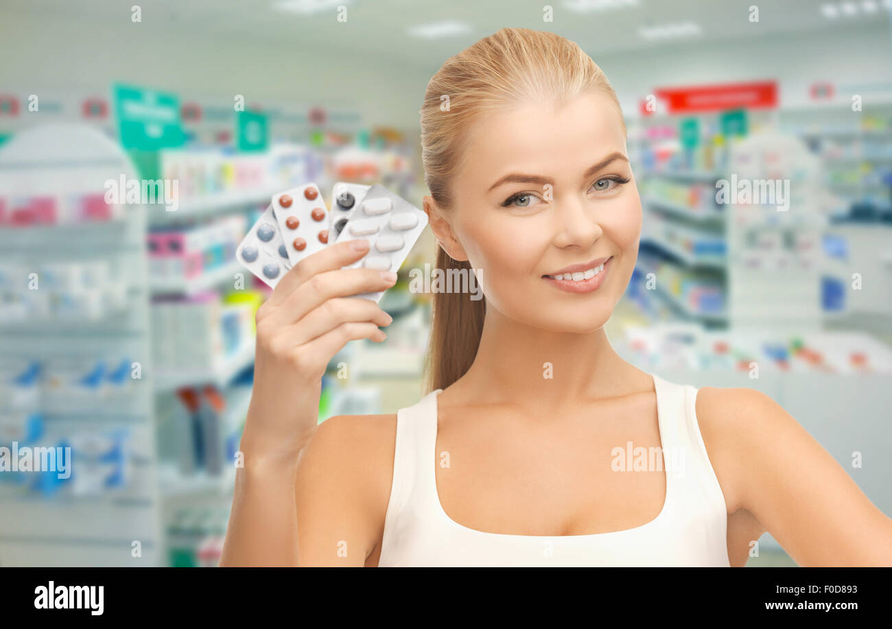 Giovane donna con le pillole in farmacia o della farmacia Foto Stock