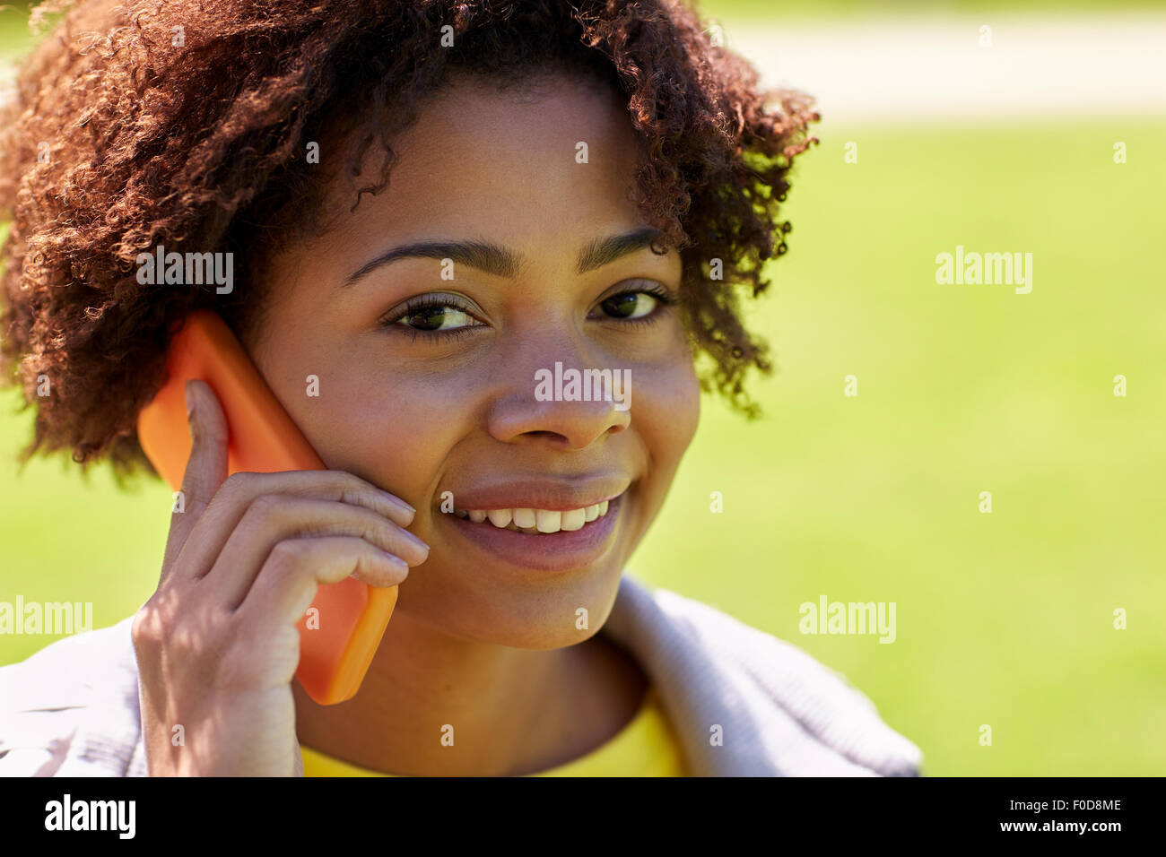 Felice donna africana chiamata sullo smartphone all'aperto Foto Stock