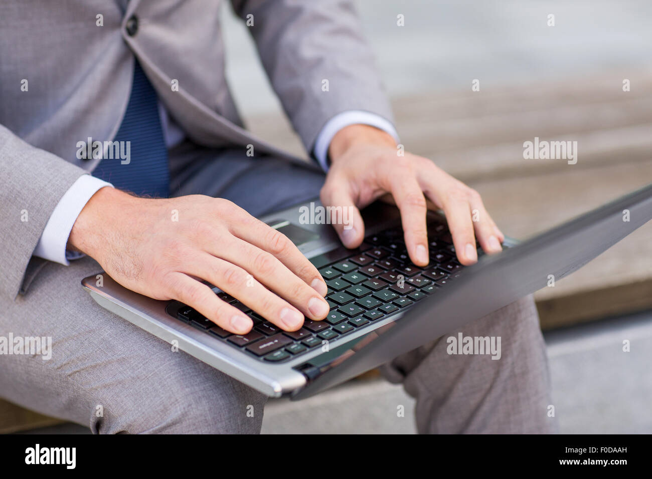 Close up dell uomo d affari con computer portatile in città Foto Stock