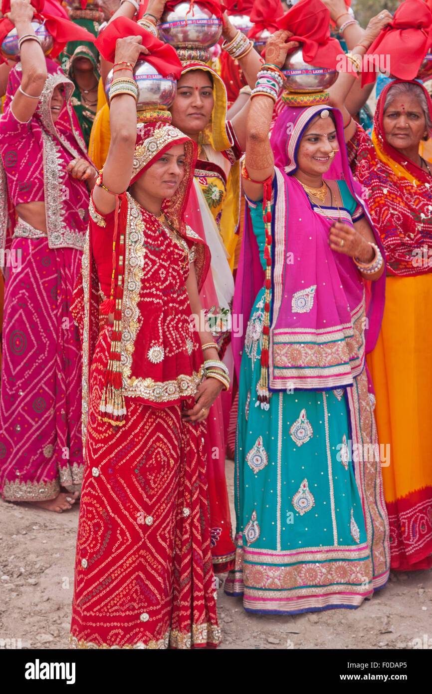 Le donne in genere abiti colorati all'inizio di una processione durante il festival indù di Gangaur in Rajasthan, India Foto Stock
