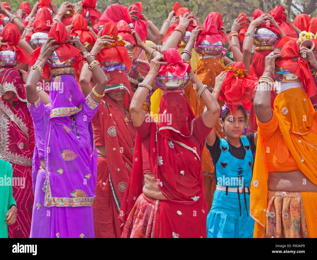 Le donne in genere abiti colorati all'inizio di una processione durante il festival indù di Gangaur in Rajasthan, India Foto Stock