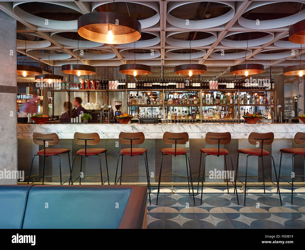 Bancone bar con sgabelli. Jamie's Italian, più London, Londra, Regno Unito.  Architetto: duro + Trevillion architetti, 2015 Foto stock - Alamy
