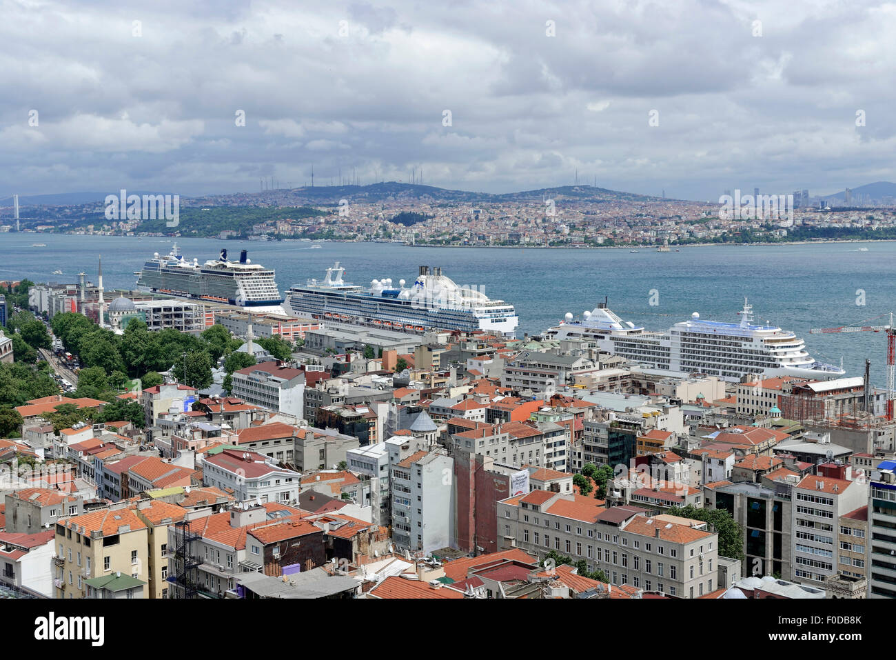 Vista dalla Torre di Galata per la nave da crociera Port, Istanbul Modern, Istanbul, parte europea, Turchia Foto Stock