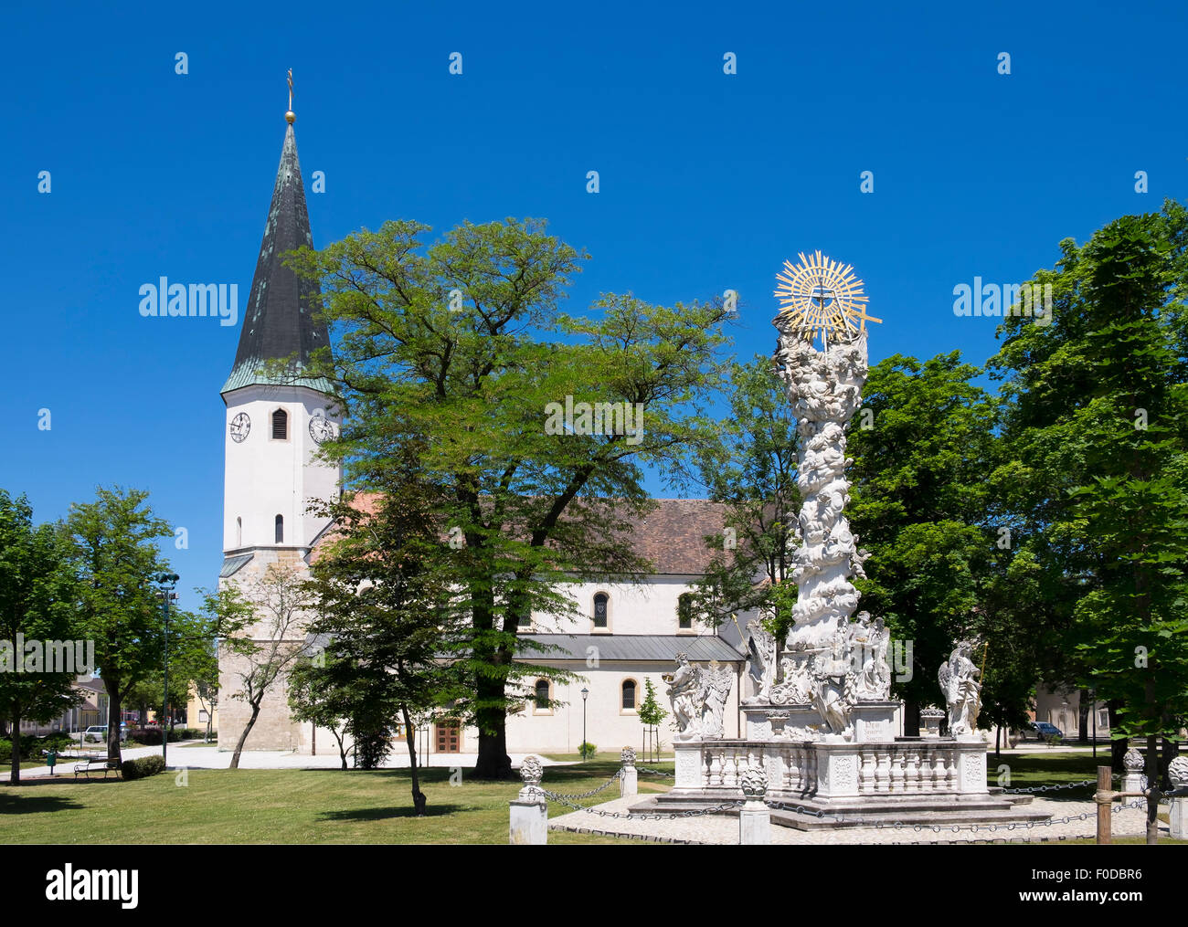 Chiesa Parrocchiale di San Vito e la Colonna della Santissima Trinità sulla piazza della chiesa, Laa an der Thaya, Weinviertel, Austria inferiore Foto Stock