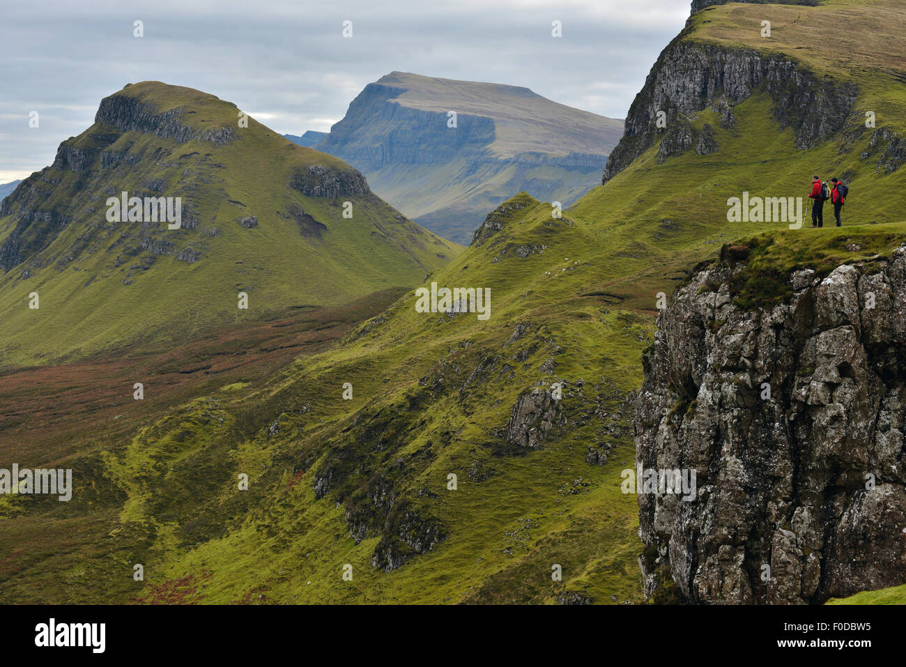 Gli escursionisti in paesaggio vulcanico, Leum na Luirginn, Flodigarry, Highlands scozzesi, Isola di Skye, Scotland, Regno Unito Foto Stock