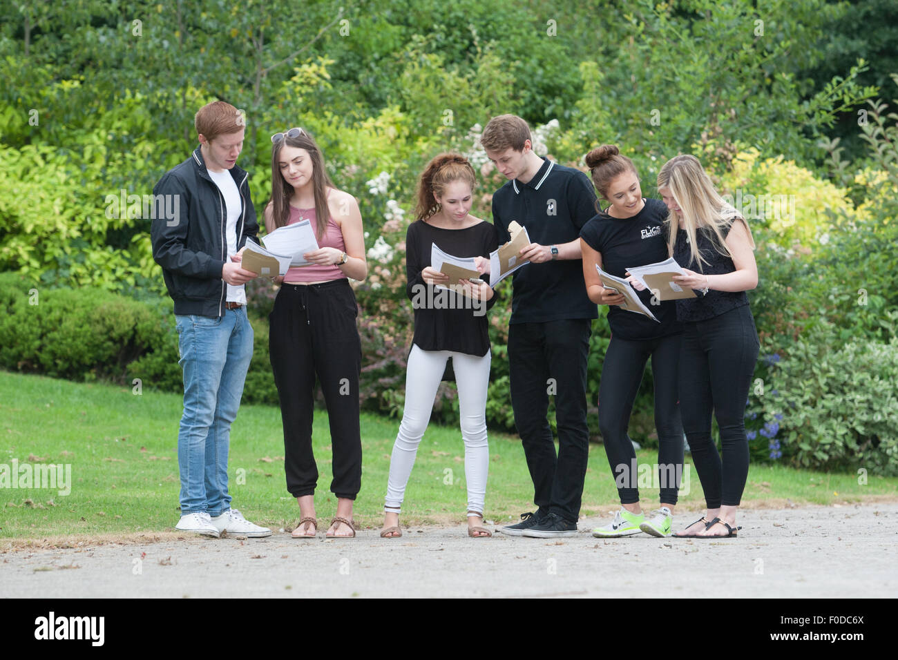 Un livello risultati ricevuti dalla British school gli studenti - questo gruppo sono da Nord Bromsgrove High School, WORCESTERSHIRE REGNO UNITO Foto Stock