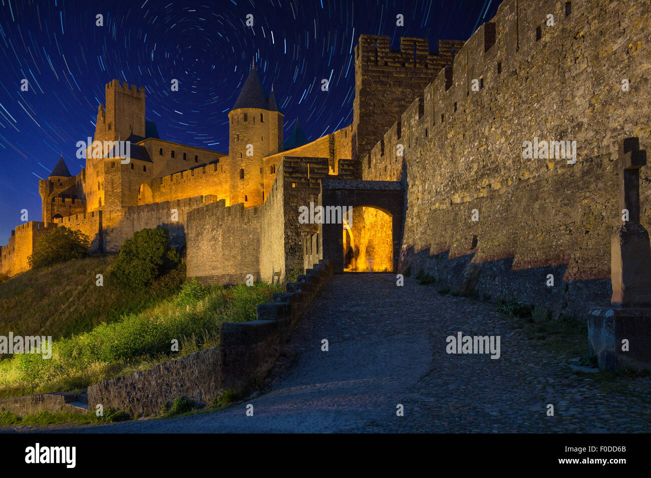 Tracce stellari sopra la fortezza medievale e la città fortificata di Carcassonne nella regione Languedoc-Roussillon del sud-ovest della Francia. Foto Stock