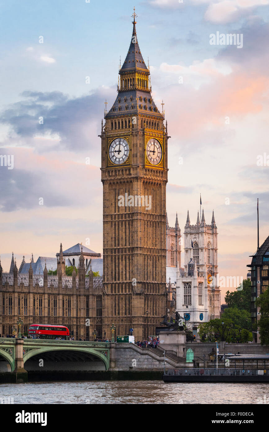 Londra Southbank Palazzo di Westminster Big Ben o Elizabeth torre orologio in precedenza o St Stephens Cathedral Tower Bridge bus rosso Foto Stock