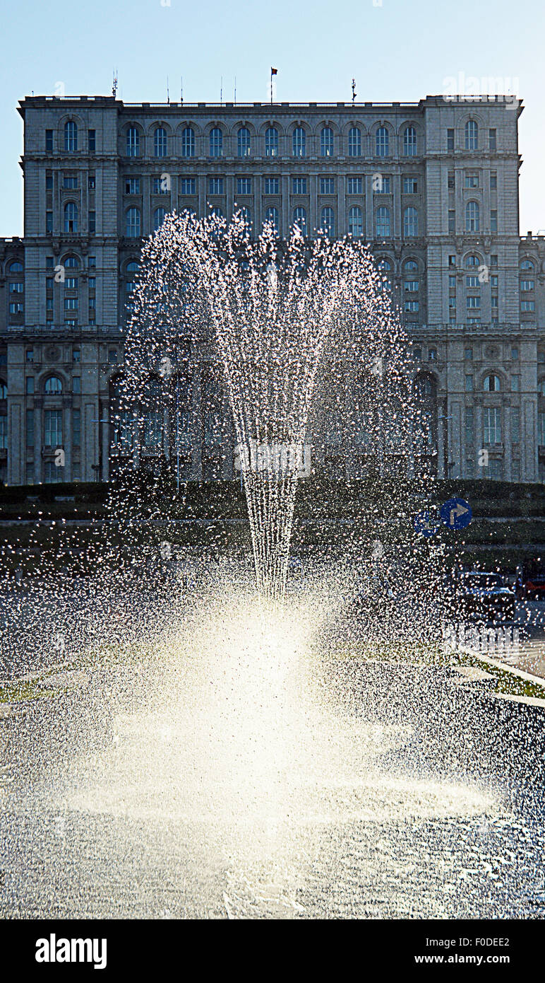 Fontana in Bulevardul Uniri, Bucarest, Romania, con il parlamento rumeno edificio come sfondo Foto Stock