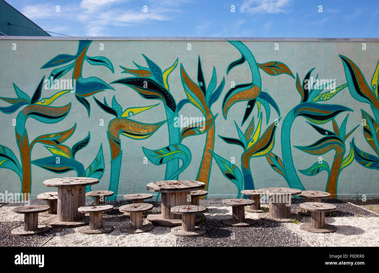 Outdoor cafe con arte di strada murale, Christchurch, Nuova Zelanda Foto Stock