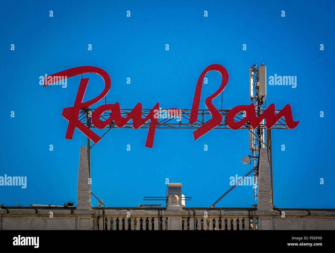 Segno ray-ban, visto agains un cielo blu. Milano, Italia. Foto Stock