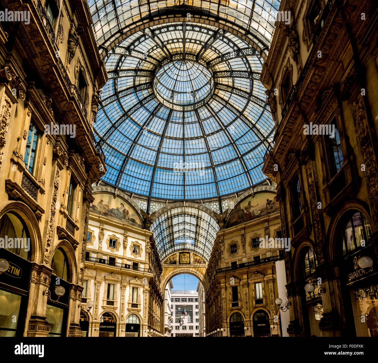 Tetto in vetro della Galleria Vittorio Emanuele II. I mondi più antica galleria di negozi. Milano, Italia Foto Stock