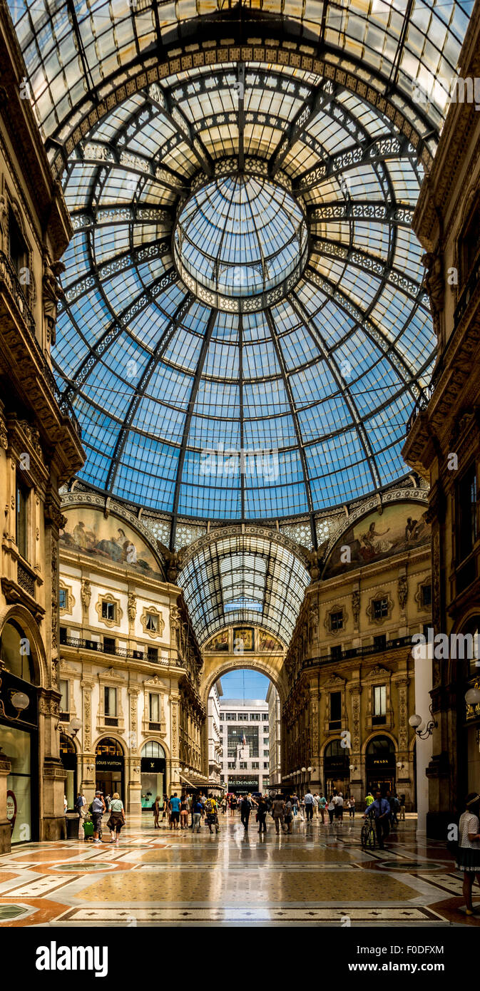 Ampio angolo di visione di un tetto di vetro e il pavimento in marmo della Galleria Vittorio Emanuele II. Milano, Italia Foto Stock