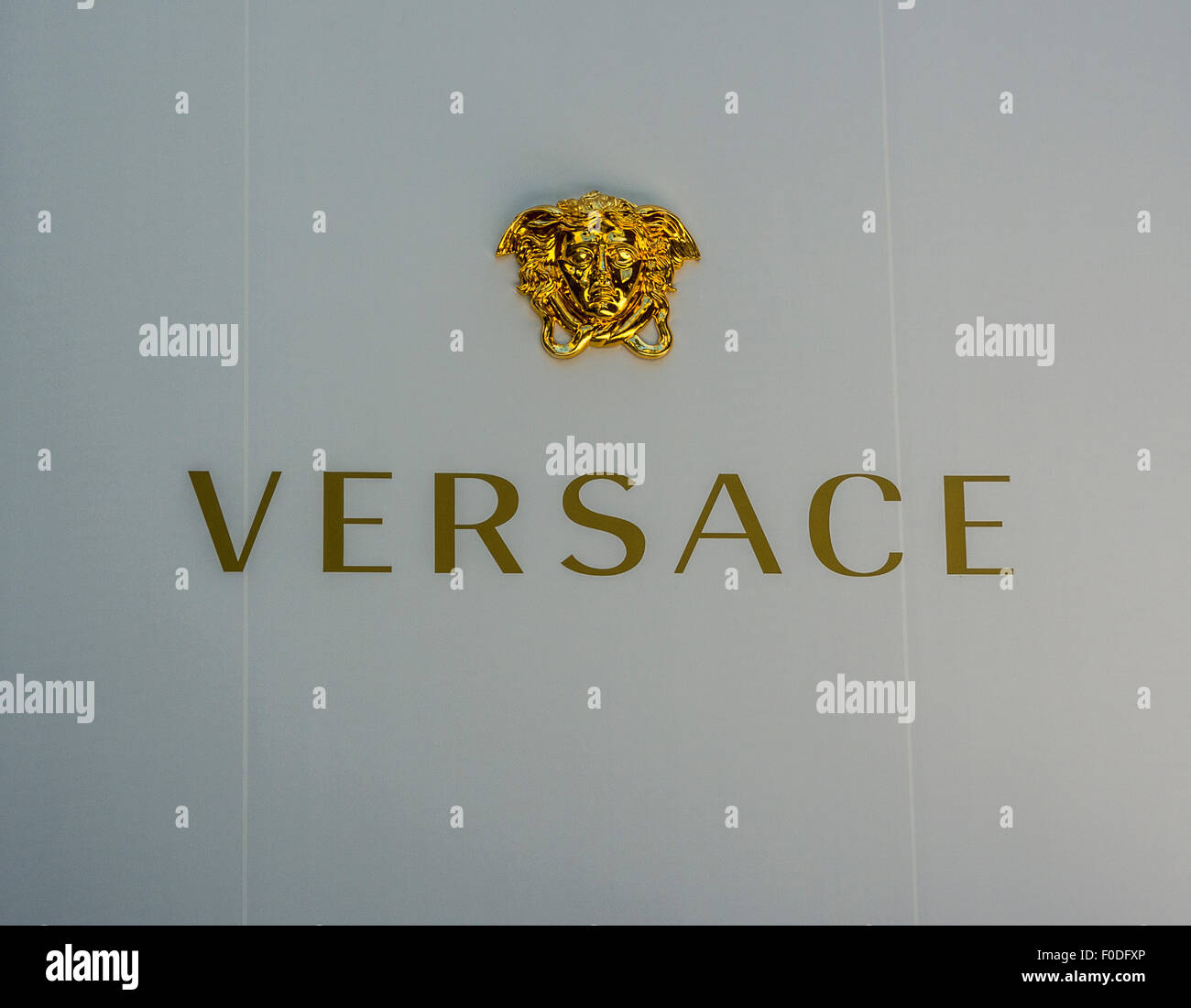 Versace segno, Galleria Vittorio Emanuele II Foto stock - Alamy