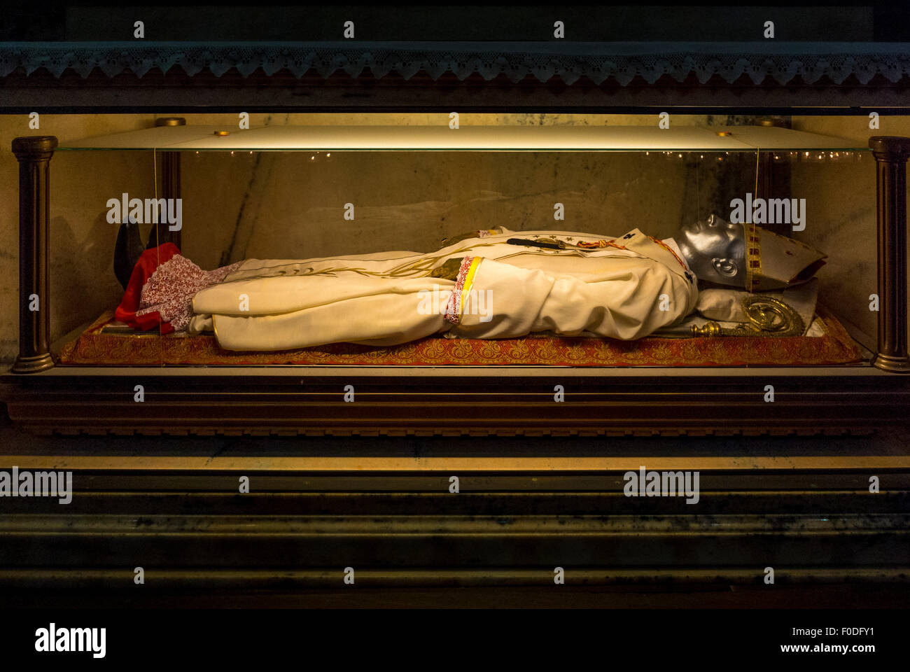 Vescovi tomba nel Duomo di Milano Foto Stock