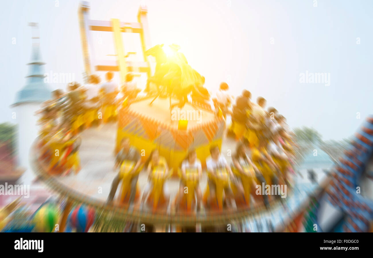 Volare attraverso i cieli nel parco di divertimenti Foto Stock