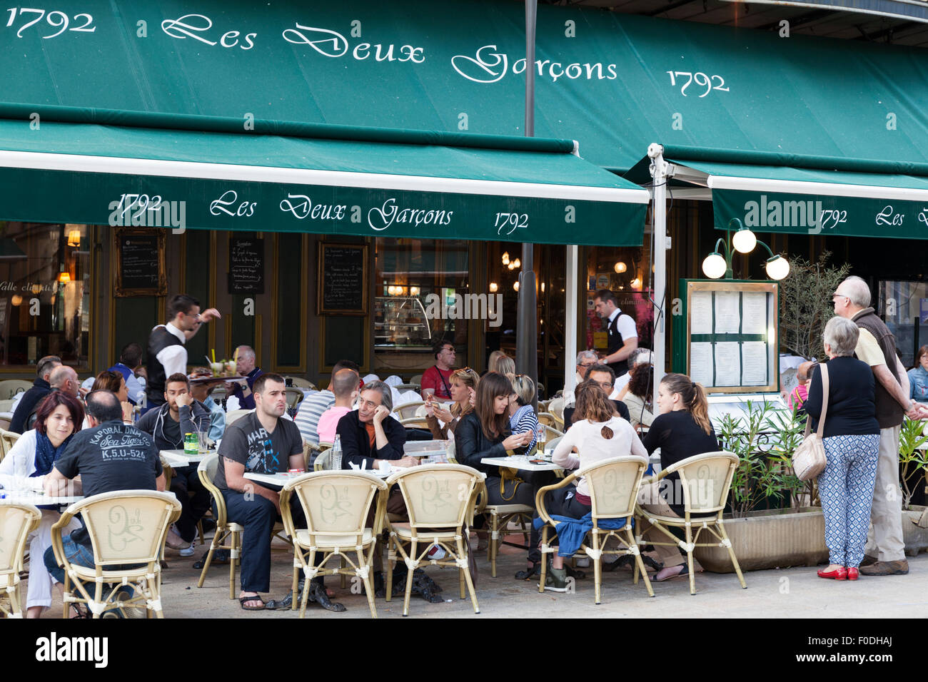 Les Deux Garcons sul Cours Mirabeau a Aix-en-Provence, Francia. Un famoso cafe spesso visitato dal pittore Cezanne. Foto Stock