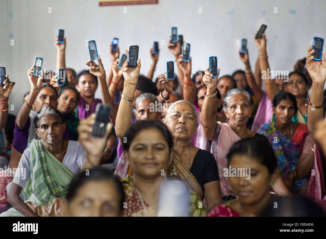 Ahmedabad, Gujarat. 16 Luglio, 2014. 16 Luglio 2014 - Ahmedabad - INDIA :.Le donne rurali orgogliosamente mostrare i loro telefoni cellulari come un mezzo per guadagnare i loro mezzi di sussistenza. La RSV mobile app consente le donne imprenditrici in rete per catturare le vendite e inserire gli ordini per ulteriori scorte tramite SMS utilizzando la loro funzione di base telefoni. Accesso a un dispositivo mobile può essere capace di cambiare la vita, in particolare per le donne. La ricerca ha rivelato che 9 su 10 donne nei mercati in via di sviluppo si sentono più sicuri a causa del loro telefoni cellulari; 8 su dieci si sentono più indipendenti con accesso alla tecnologia mobile e più della metà hanno usato un Foto Stock