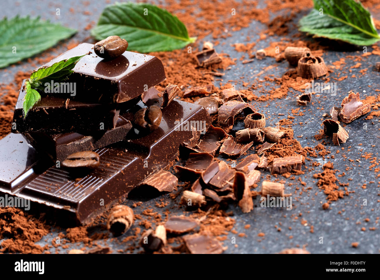 Cioccolato fondente e chicco di caffè su un tavolo di pietra Foto Stock