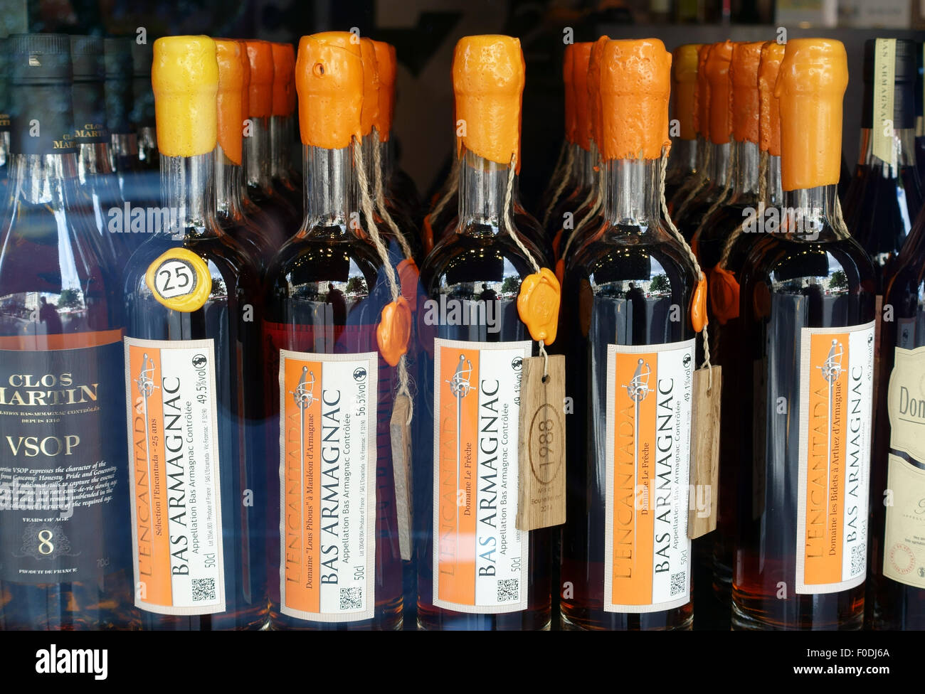 Bottiglie di armagnac visualizzati a Parigi vetrina, Francia Foto Stock