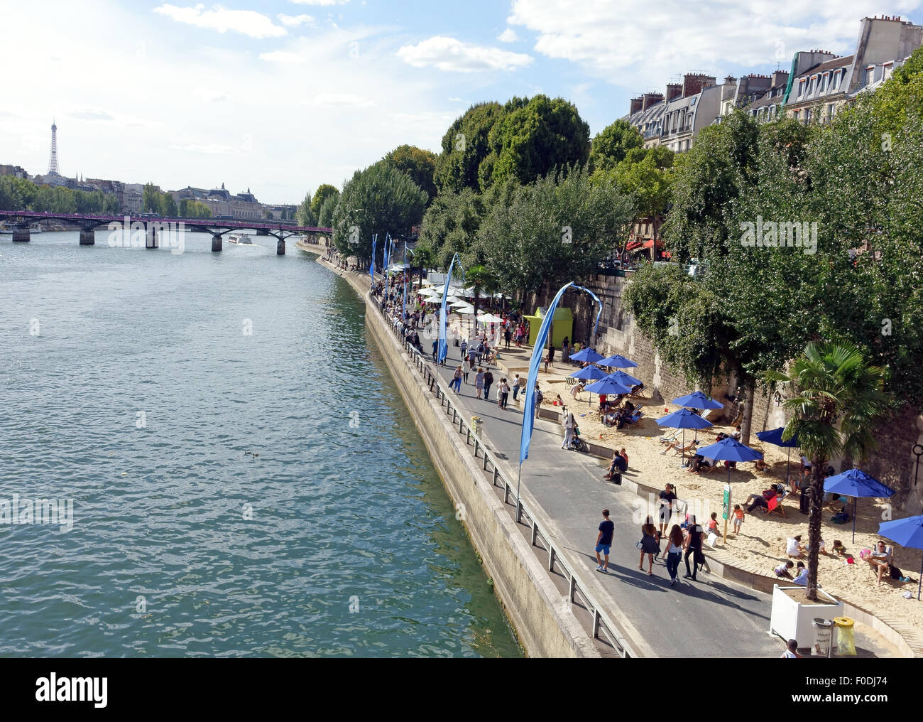 Spiaggia artificiale per l'estate lungo le rive del Fiume Senna a Parigi, Francia Foto Stock