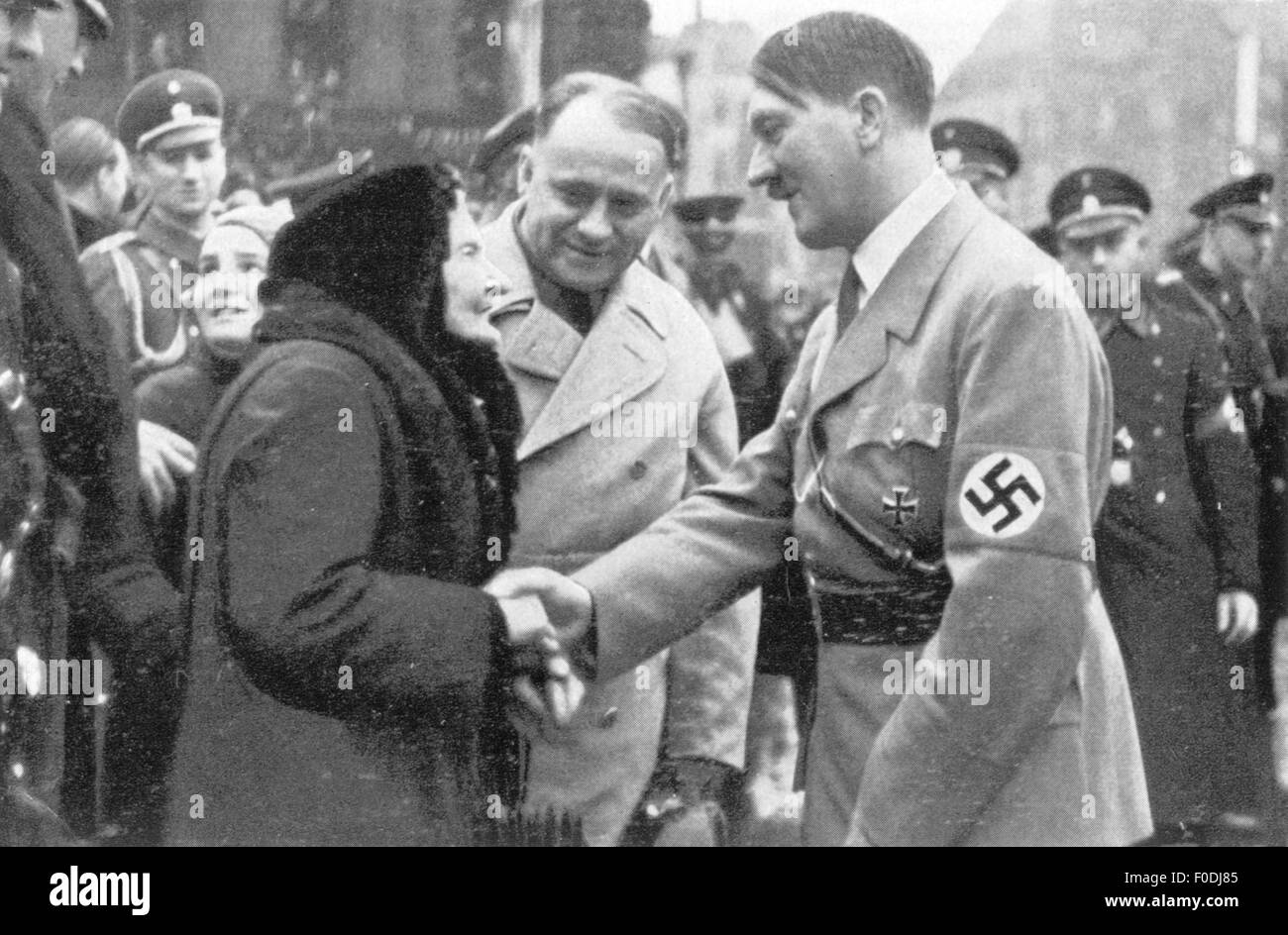 Hitler, Adolf, 20.4.1889 - 30.4.1945, politico tedesco (NSDAP), Cancelliere del Reich 30.1.1933 - 30.4.1945, visita a Saarbruecken il giorno del restauro della zona di Saar, 1.3.1935, parlando con una vecchia donna, Foto Stock