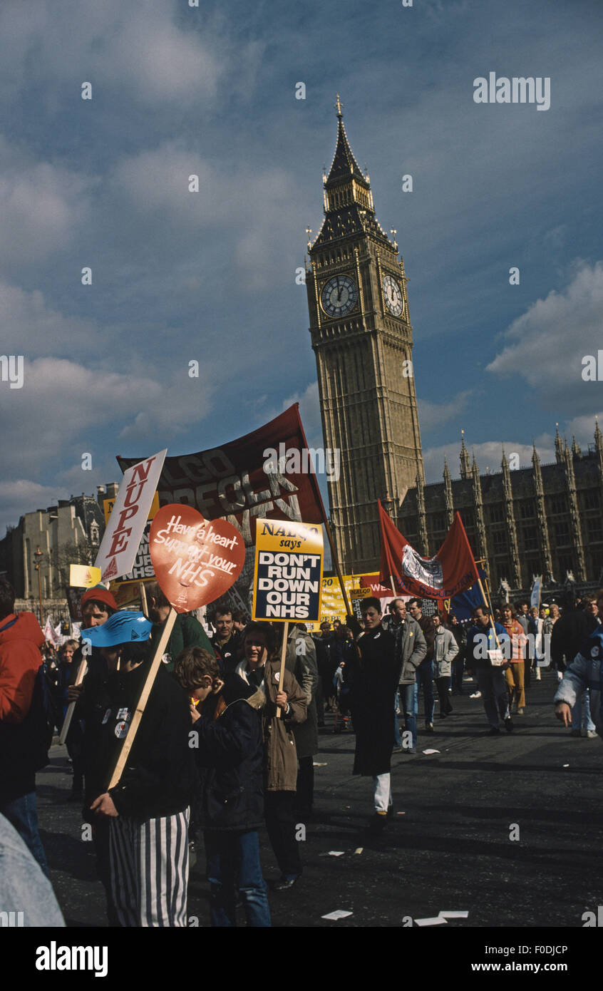 Dimostrazione di NHS sulle strade di Londra dal Big Ben in piazza del Parlamento Foto Stock