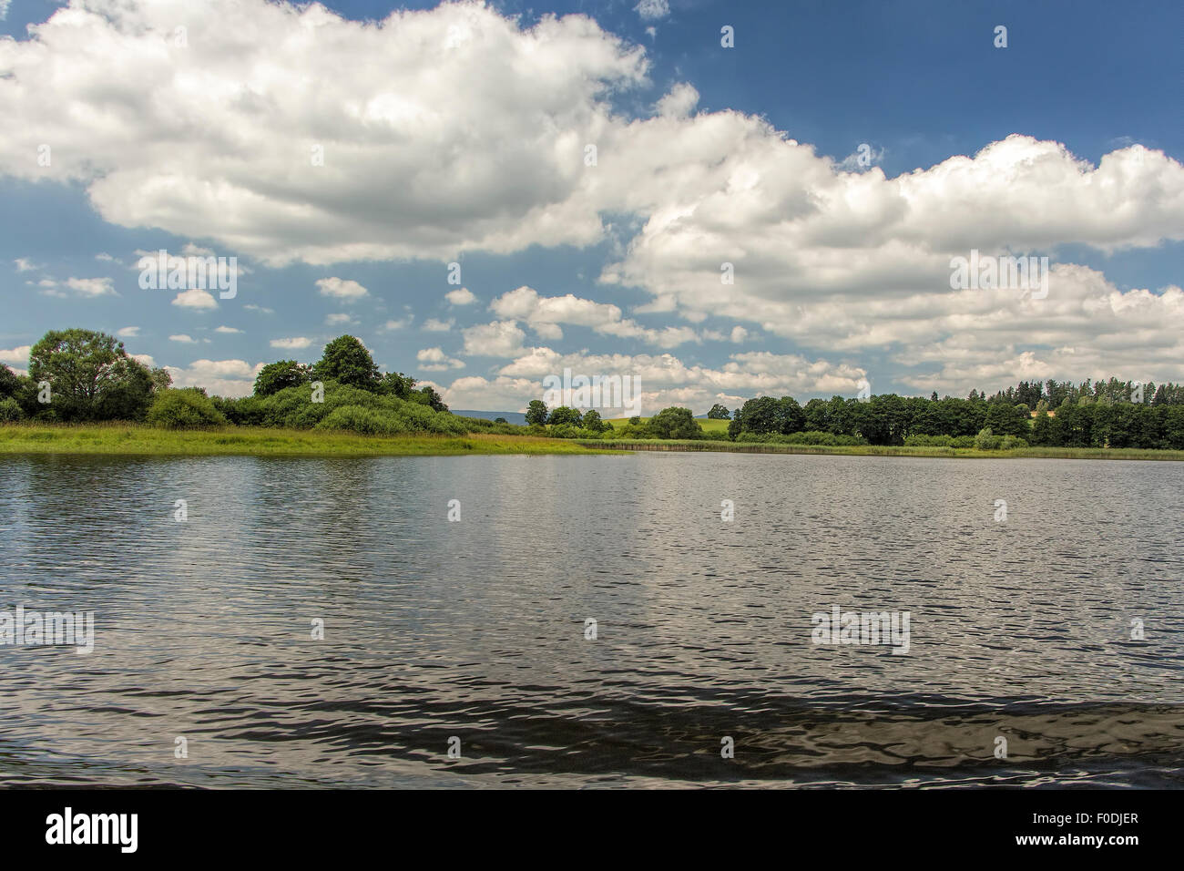 Panorama del lago di Lipno nella Boemia del Sud, Repubblica Ceca, Europa, 160 km o 100 miglia a sud di Praga. Foto Stock