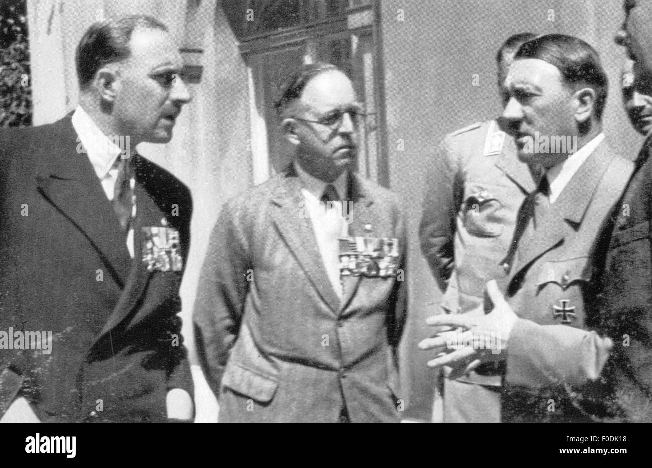 Hitler, Adolf, 20.4.1889 - 30.4.1945, politico tedesco, (, NSDAP), Cancelliere del Reich 30.1.1933 - 30.4.1945, con soldati britannici di prima guerra mondiale, circa 1935, Foto Stock