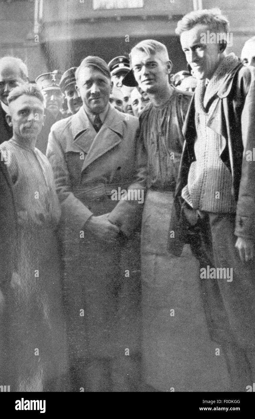 Hitler, Adolf, 20.4.1889 - 30.4.1945, politico tedesco (NSDAP), Cancelliere del Reich 30.1.1933 - 30.4.1945, con lavoratori, Siemensstadt, Berlino, circa 1935, Foto Stock