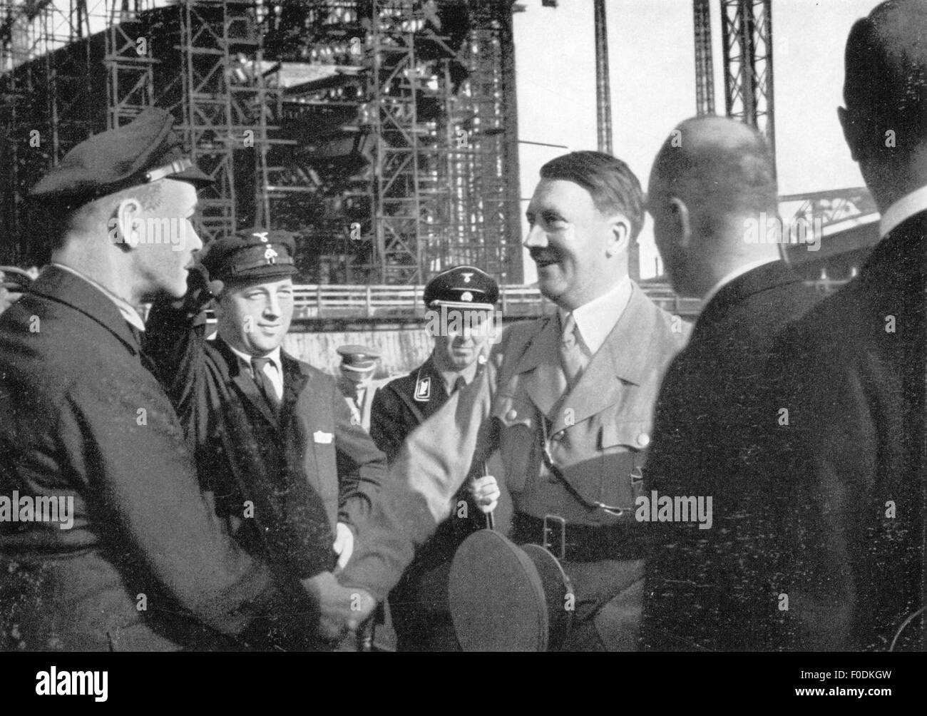Hitler, Adolf, 20.4.1889 - 30.4.1945, politico tedesco (NSDAP), Cancelliere del Reich 30.1.1933 - 30.4.1945, con lavoratori, Siemensstadt, Berlino, circa 1935, Foto Stock
