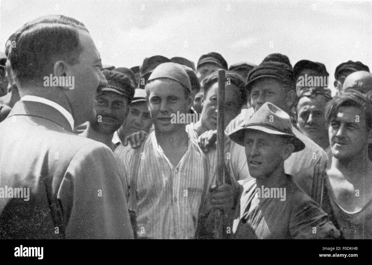 Hitler, Adolf, 20.4.1889 - 30.4.1945, politico tedesco (NSDAP), Cancelliere del Reich 30.1.1933 - 30.4.1945, con lavoratori, circa 1935, Foto Stock
