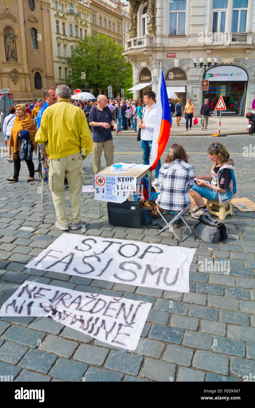 Pro-Russian anti-fascista stand di informazione, la piazza della città vecchia di Praga, Repubblica Ceca, Europa Foto Stock