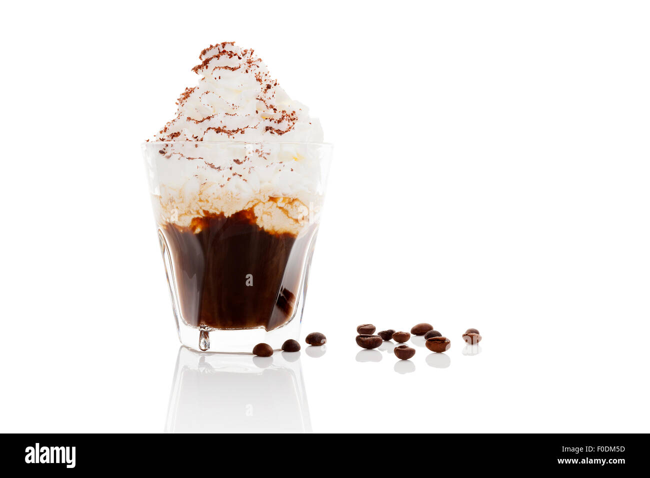 Caffè di Vienna. Caffè con panna montata isolata su sfondo bianco. Delizie di bere caffè. Foto Stock