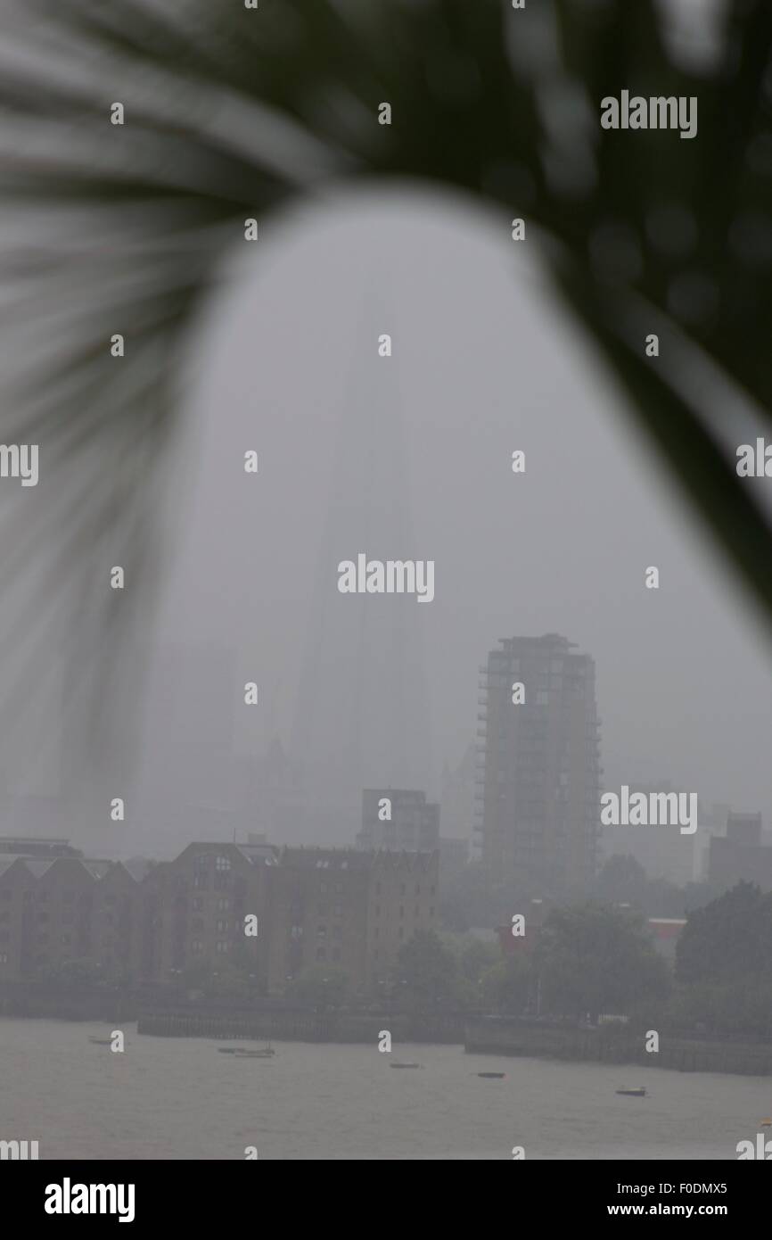 Heavy Rain hits London, mostrando il fiume Tamigi, Shard e il Tower Bridge in distanza oscurata nella cloud. Londra, Regno Unito. Foto Stock