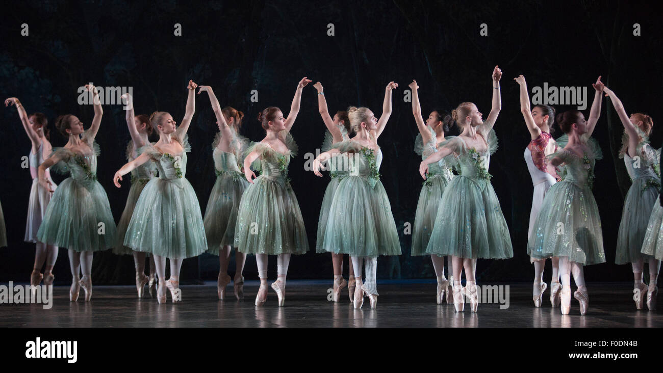 Prove abito di La Sylphide (alcune parti in costume parziale). Australia Queensland Ballet rende la sua London Coliseum debutto con La Sylphide, August Bournonville il balletto coreografato da Peter Schaufuss. Esibizioni presso il Colosseo dal 5 al 8 agosto 2015. Foto Stock