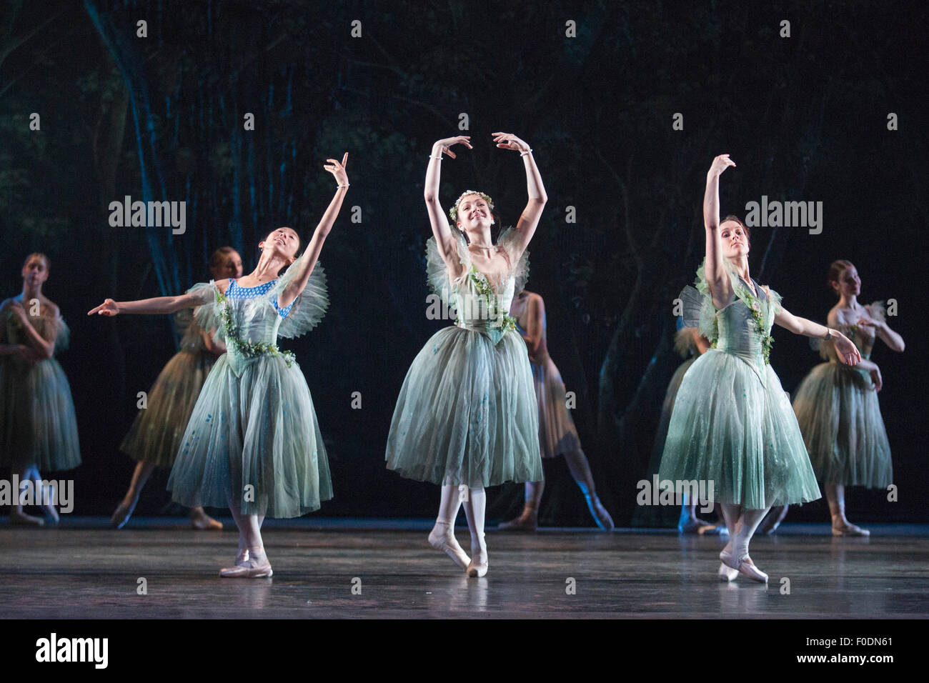 Prove abito di La Sylphide (alcune parti in costume parziale). Australia Queensland Ballet rende la sua London Coliseum debutto con La Sylphide, August Bournonville il balletto coreografato da Peter Schaufuss. Esibizioni presso il Colosseo dal 5 al 8 agosto 2015. Foto Stock