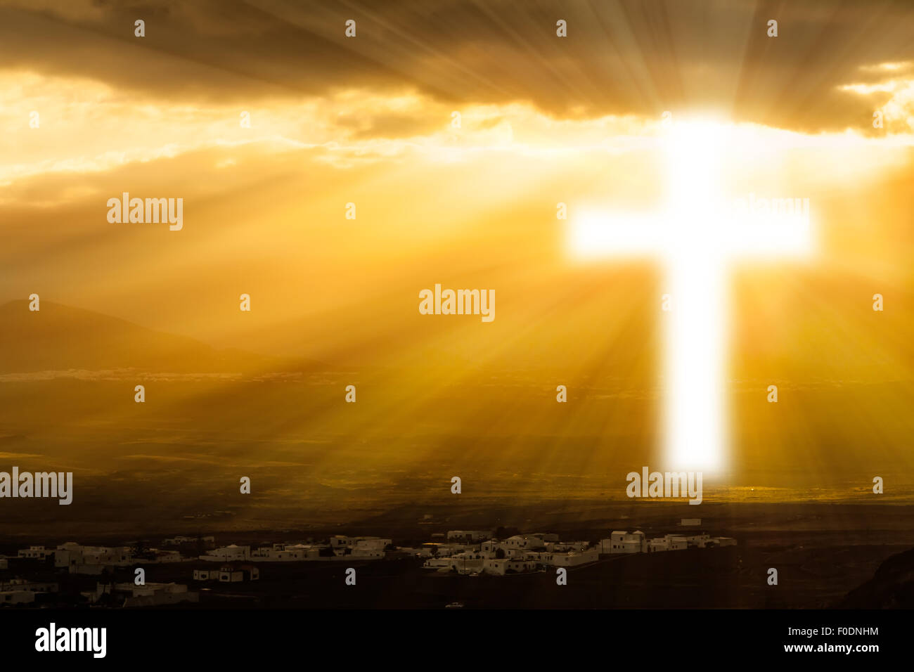 Una croce cristiana si illumina contro il Rising Sun Foto Stock