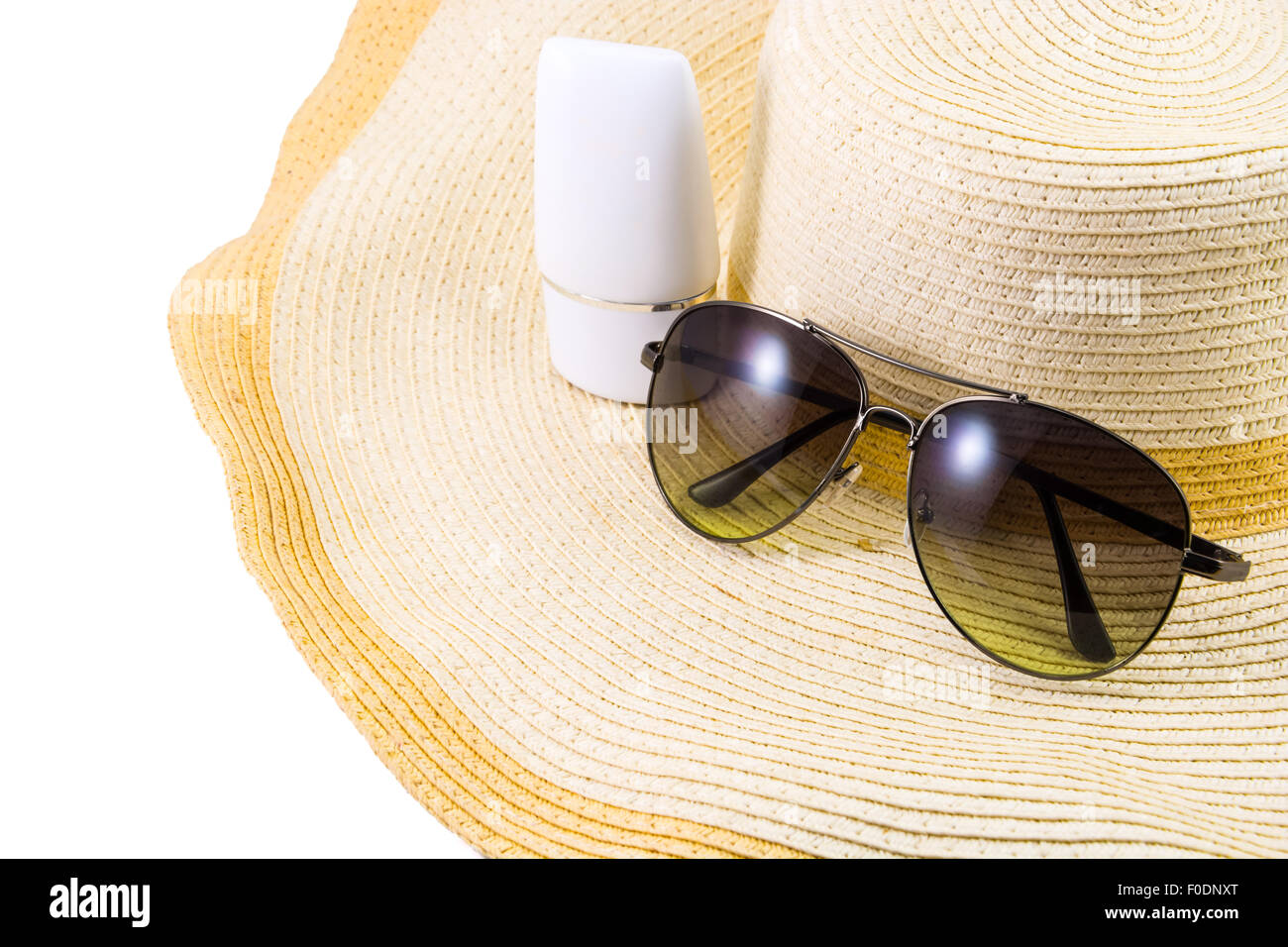 Occhiali da sole e protezione solare sul cappello isolato su sfondo bianco Foto Stock