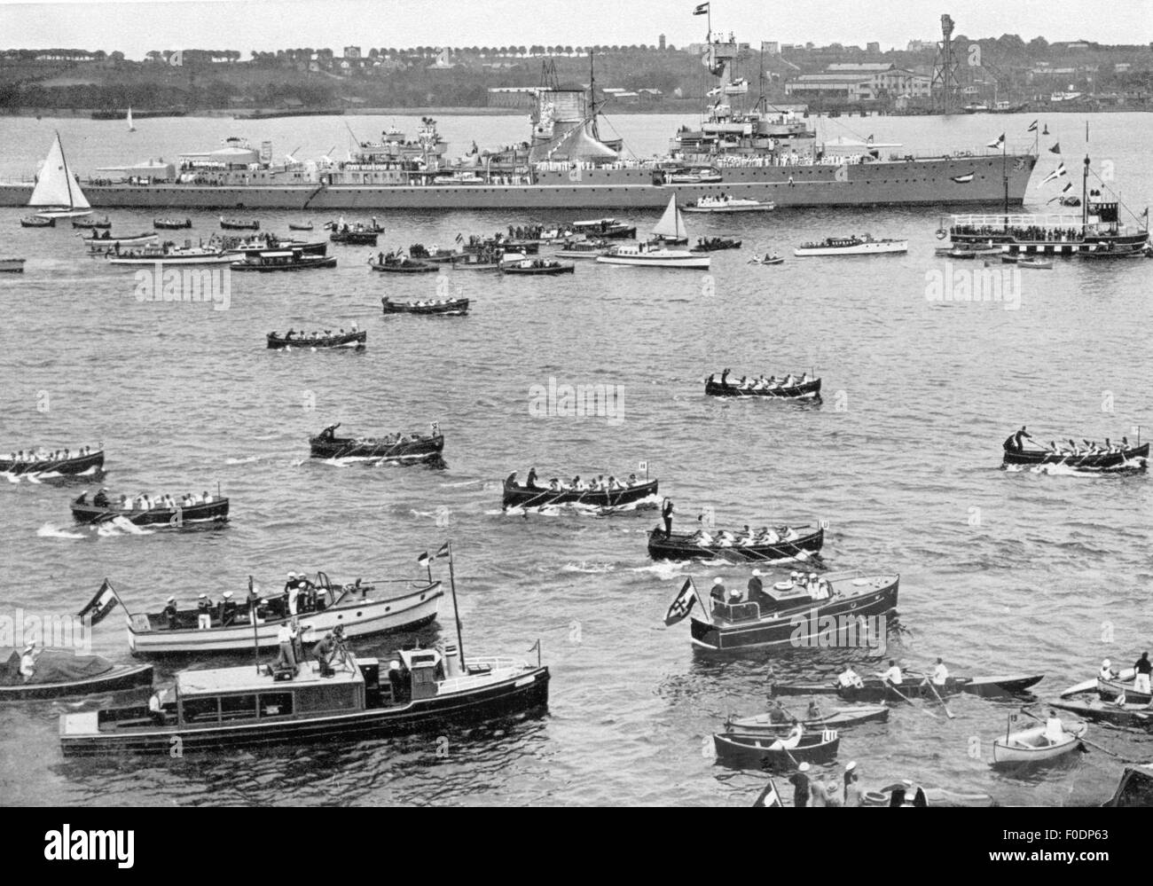 Nazismo / nazionalsocialismo, militare, marina, Cancelliere del Reich Adolf Hitler in visita alla base navale di Kiel, 1934, diritti aggiuntivi-clearences-non disponibile Foto Stock