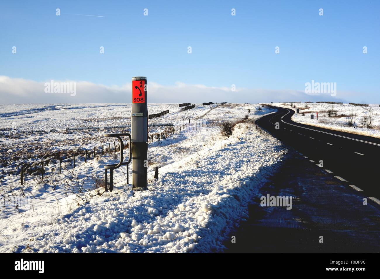 Un punto di SOS con la neve in inverno sul trans Pennine A628 Woodhead pass road in Inghilterra settentrionale. Foto Stock