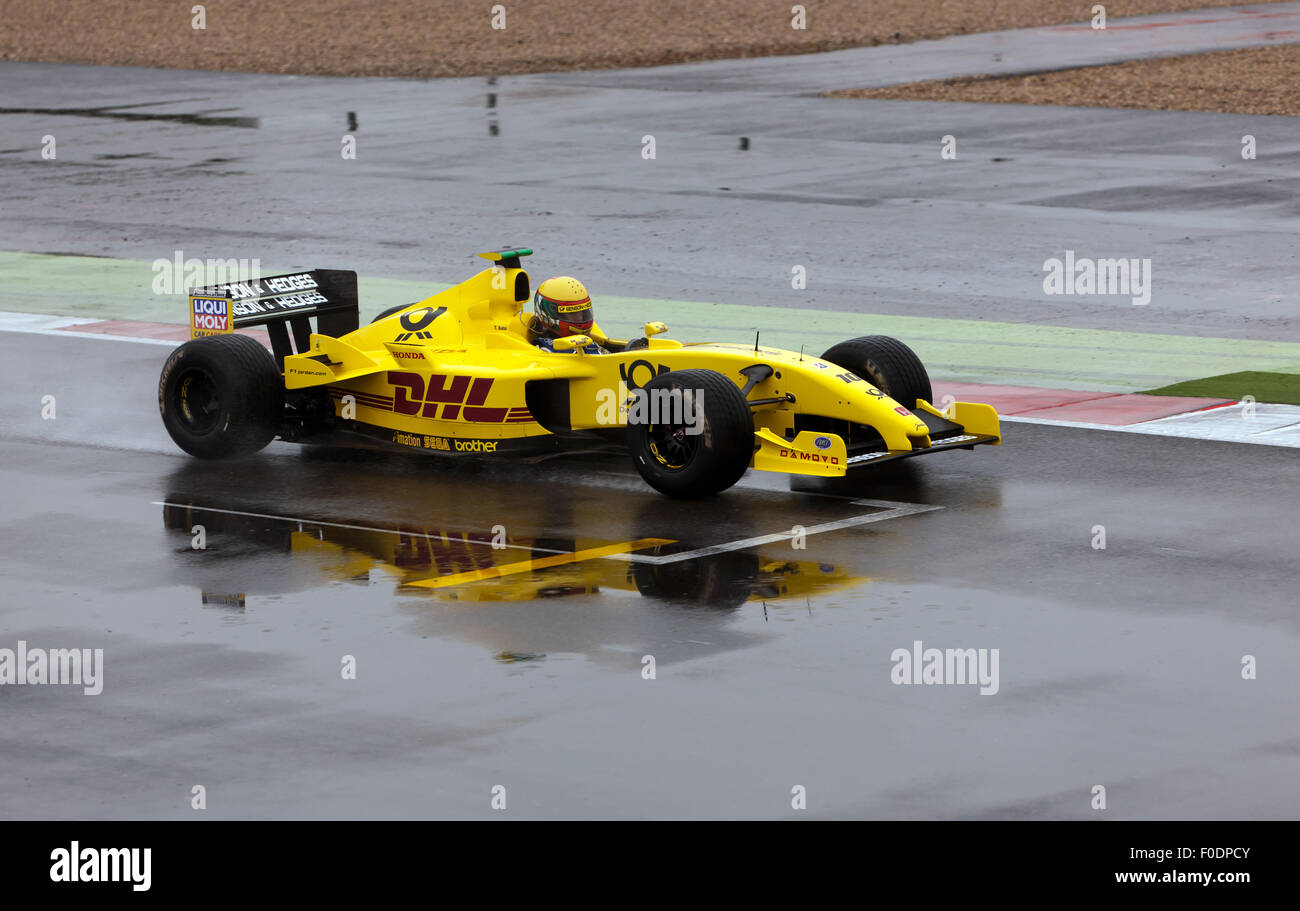Takuma Sato è 2002, la Giordania EJ12 una vettura di Formula 1, essendo dimostrato da Barry Walker, a Silverstone Classic 2015. Foto Stock