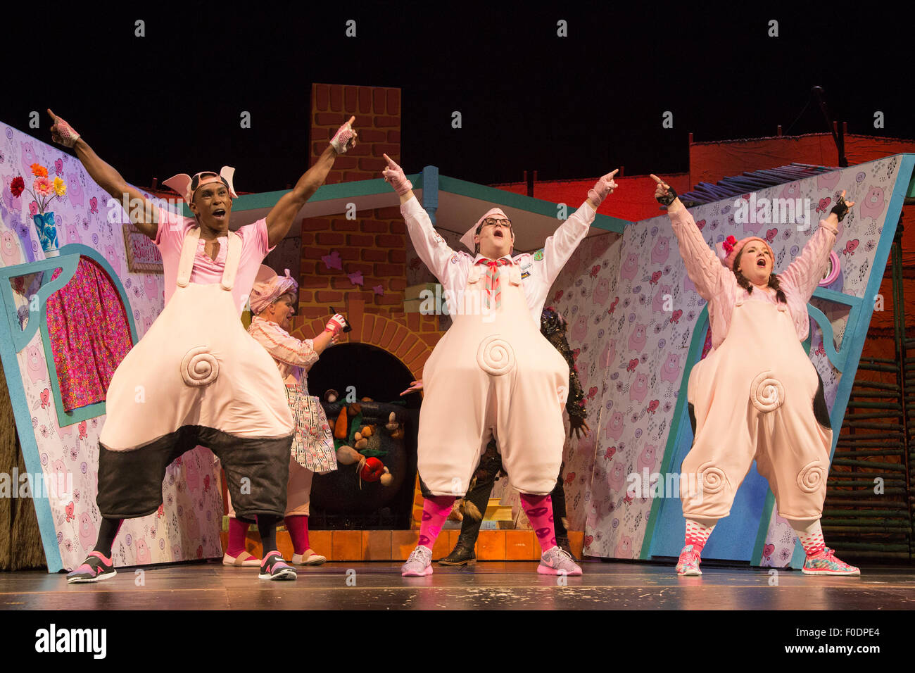 L-R: Taofique Folarin, Daniel Buckley e Leanne Jones. West End premiere della storia per bambini " 3 Little Pigs' presso il Palace Theatre starring Simon Webbe come Lupo, Alison Jiear come madre, Leanne Jones come Bee, Taofique Folarin come bar e Daniel Buckley come D. Lo spettacolo va dal 5 agosto al 6 settembre 2015. Foto Stock