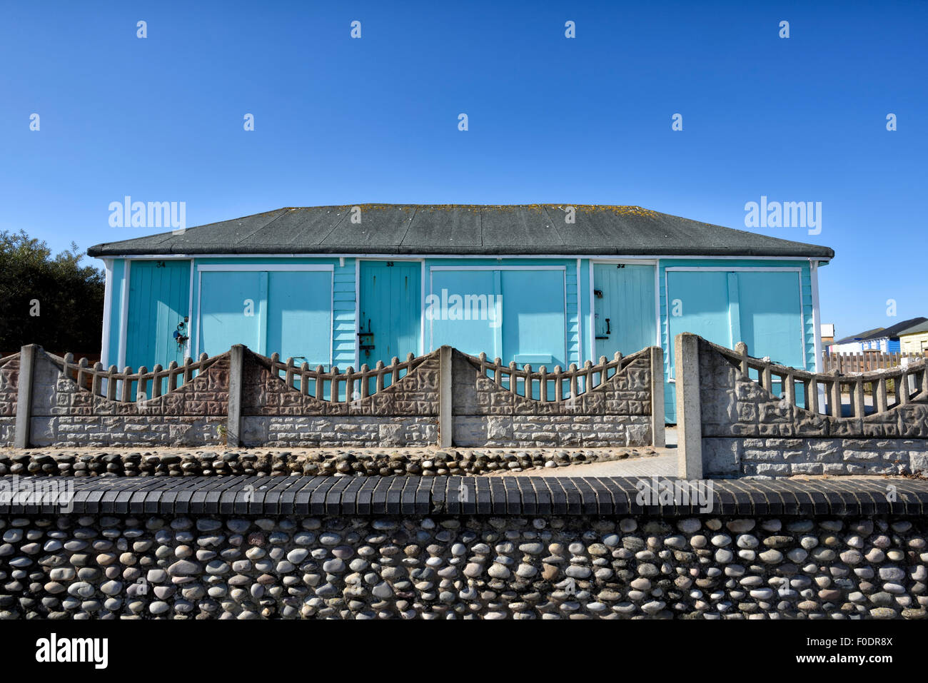 Riga di piccole dimensioni di colore turchese cabine sulla spiaggia, sul lungomare di Fleetwood, nel Lancashire, Regno Unito Foto Stock