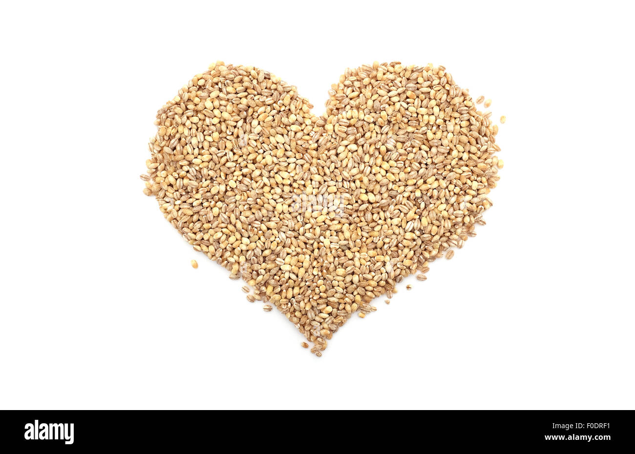 Orzo perlato in una forma di cuore, isolato su sfondo bianco Foto Stock